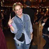 Sie hat es wieder getan! Schon vor einigen Tagen trug Claudia Effenberg auf dem Oktoberfest Jeans und Bluse statt Dirndl. Dieses Mal kombiniert sie zumindest eine Trachtenweste und einen Blumenkranz zu ihrem Casual Look. Dennoch freuen wir uns die hübsche Blondine bald wieder im Dirndl zu sehen!