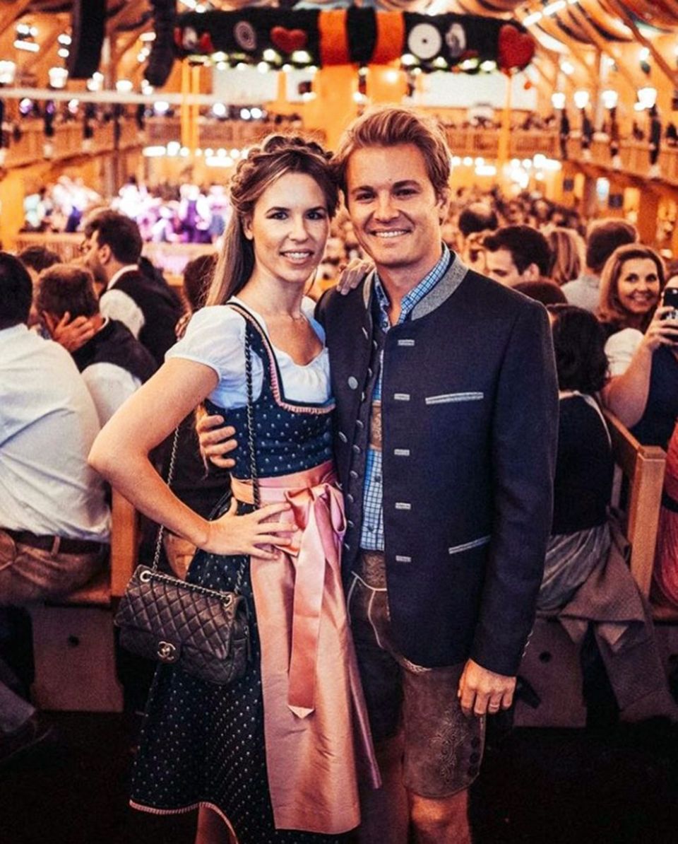 "Er sieht heiß aus in Lederhosen" schreibt Vivian Rosberg zu diesem Pärchen-Posting auf Instagram. Gemeinsam mit ihrem Mann Nico Rosberg besucht sie das Oktoberfest. Doch auch die hübsche Blondine sieht zauberhaft aus in ihrem feschen Wiesn-Look. Vivian Rosberg trägt ein ein blaues Dirndl mit rosafarbener Schürze und Details von Amsel Fashion. Dazu kombiniert sie die "Classic" von Chanel. 