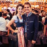 "Er sieht heiß aus in Lederhosen" schreibt Vivian Rosberg zu diesem Pärchen-Posting auf Instagram. Gemeinsam mit ihrem Mann Nico Rosberg besucht sie das Oktoberfest. Doch auch die hübsche Blondine sieht zauberhaft aus in ihrem feschen Wiesn-Look. Vivian Rosberg trägt ein ein blaues Dirndl mit rosafarbener Schürze und Details von Amsel Fashion. Dazu kombiniert sie die "Classic" von Chanel. 
