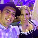 Seltenes Foto: Fußballer Philipp Lahm besucht gemeinsam mit seiner hübschen Ehefrau Claudia das Oktoberfest. Wie es sich gehört hat sich das Paar in Tracht geworfen. Claudia Lahm trägt ein sehr traditionelles Dirndl und betont ihr Dekolleté mit einer hübschen Kette. 
