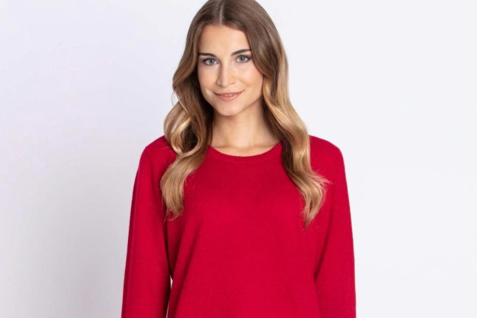 Fashion-Guide: Kuschelig weich und ein echter Hingucker: Roter Pullover mit Rundhalsausschnitt aus der "My Cashmere Kollektion" von GALA. Exklusiv erhältlich auf HSE24.de. Kuschelig weich und ein echter Hingucker: Roter Pullover mit Rundhalsausschnitt aus der "My Cashmere Kollektion" von GALA. Exklusiv erhältlich auf HSE24.de.