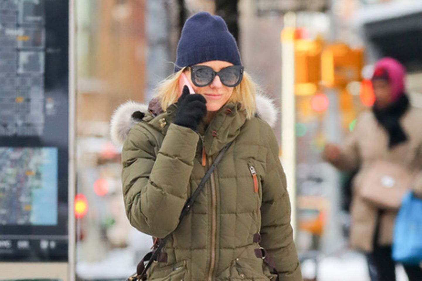 Hollywood-Star Naomi Watts mit Beanie unterwegs in New York.