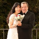 Bereits am 2. Mai 2018 heiratete Gerhard Schröder seine Soyeon Schröder-Kim in ihrer koreanischen Heimat. Heute, am 5. Oktober, feiert das Paar eine große Party im Adlon. Anlässlich dieser Feier veröffentlichte das Paar auch dieses schöne Hochzeitsfoto, welches die 49-Jährige in einem wunderschönen Brautkleid zeigt. Das mit Blumenapplikationen bestickte Kleid stammt vom Label Kaviar Gauche - doch natürlich trägt die Koreanerin ein ganz besonderes Modell ... 