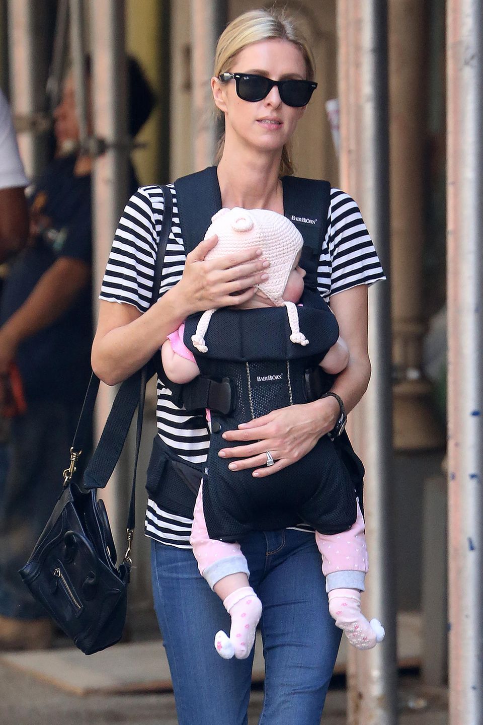 3. Oktober 2018  Fast unscheinbar scheint Milliardärstochter (und Schwester von Paris Hilton) Nicky Hilton mit Baby durch New York zu schleichen.