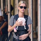3. Oktober 2018  Fast unscheinbar scheint Milliardärstochter (und Schwester von Paris Hilton) Nicky Hilton mit Baby durch New York zu schleichen.