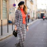 Bloggerin Alexandra Lapp passt sich zur Fashion Week in Paris natürlich auch Outfit-technisch der Stadt an. In einem karierten Hosenanzug mit knalligem Rollkragen-Pullover und raffinierten Details schlendert sie durch die Mode-Metropole.