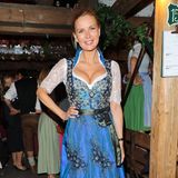 Im blauen, reich bestickten Edel-Dirndl strahlt Veronica Ferres dem Oktoberfest-Fotografen entgegen.
