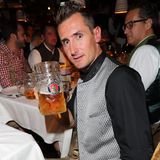 Die wievielte Maß das für Miroslav Klose schon ist, wissen wir nicht, aber dem Festzelt-Fotografen in der Käfer-Wiesenschänke zuprosten kann er noch.