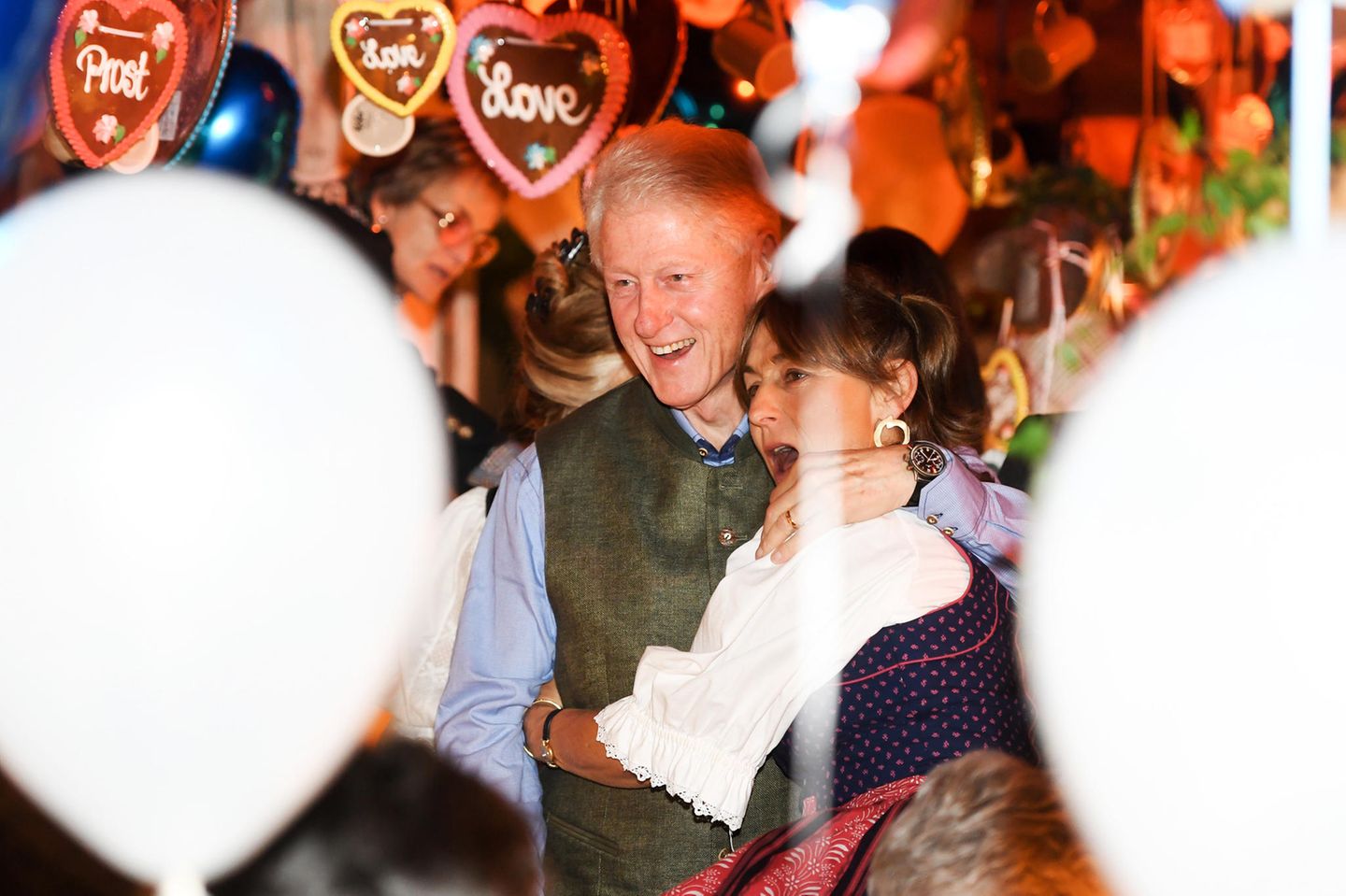 Im Käfer-Festzelt feiern Bill Clinton, hier mit einem begeisterten Fan, Hillary und auch Gloria von Thurn und Taxis (im Hintergrund), wie es sich für einen zünftigen Oktoberfest-Abend gehört.