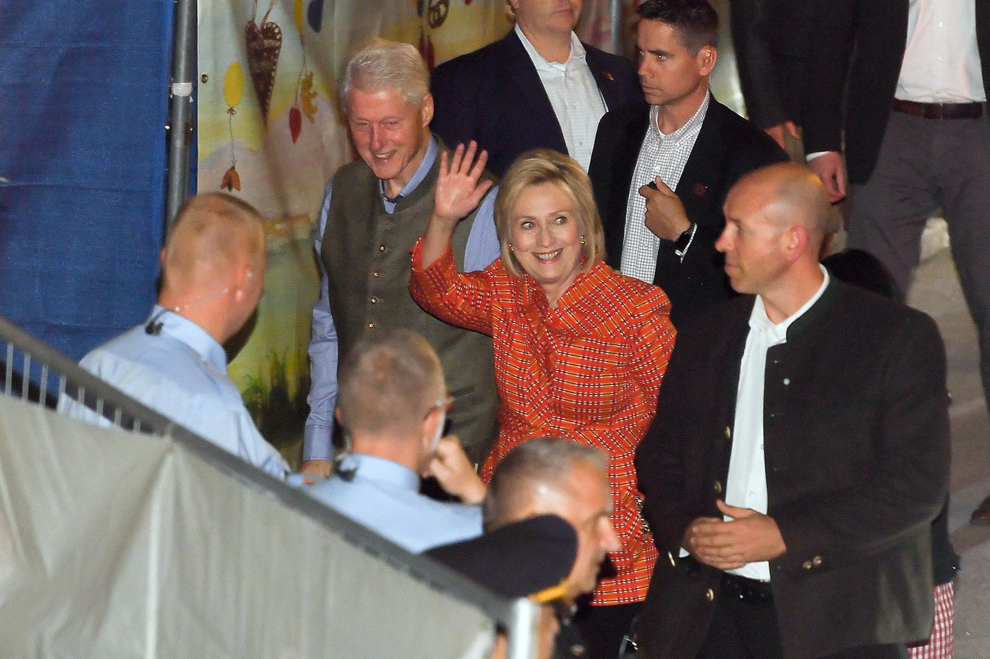 Und Oktoberfest-Besucher Bill hat auch seine Frau, die ehemalige Präsidentschaftskandidation Hillary Clinton in München an seiner Seite, allerdings im Kostüm, nicht im Dirndl. 