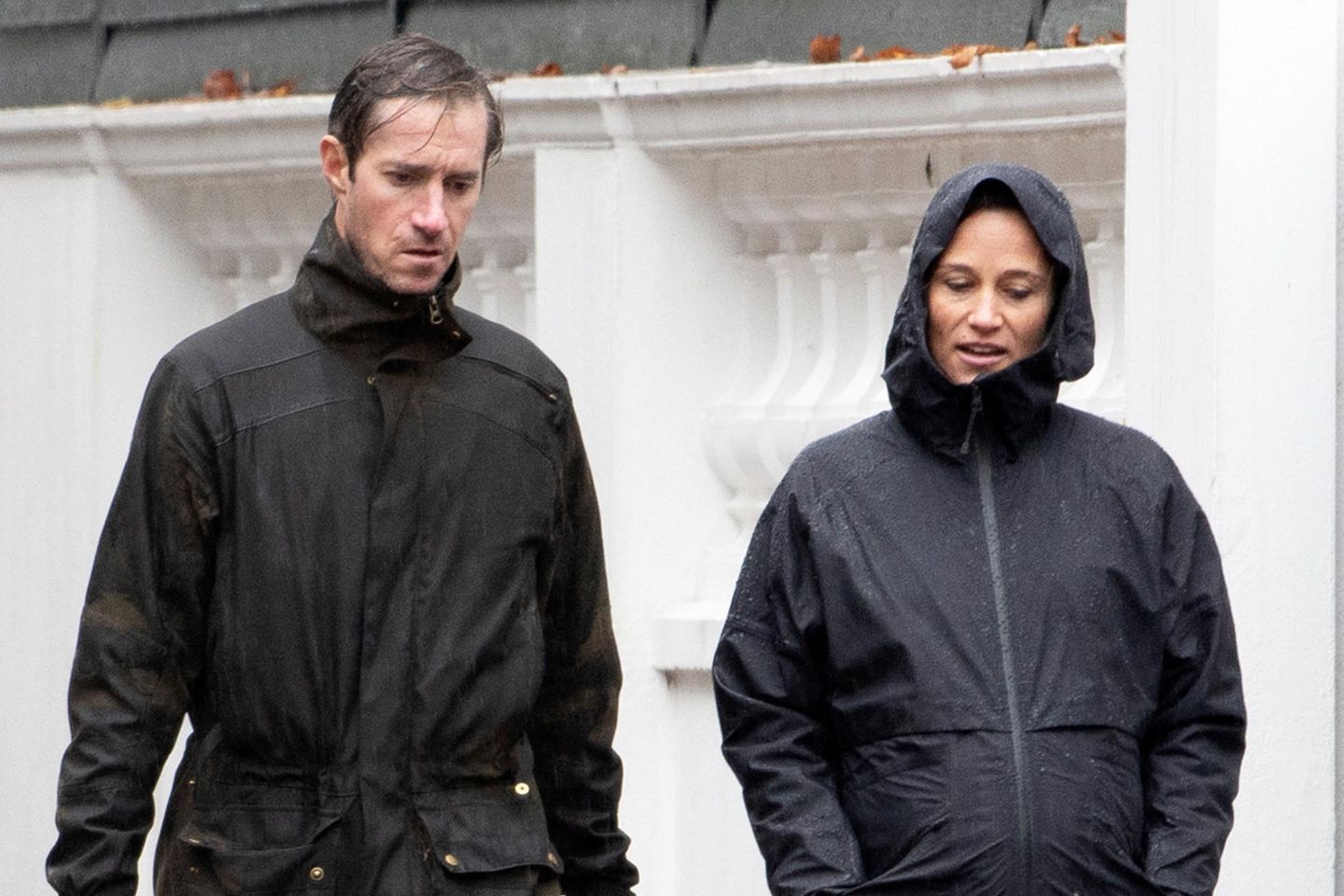 Pippa Middleton: Jetzt heißt es warten! Zusammen mit ihrem Mann James Matthews und den beiden Hunden spaziert Pippa Middleton im sportlichen Partnerlook durchs herbstliche London und schützt ihren runden Babybauch dabei mit regenfester Kapuzenjacke. Jetzt heißt es warten! Zusammen mit ihrem Mann James Matthews und den beiden Hunden spaziert Pippa Middleton im sportlichen Partnerlook durchs herbstliche London und schützt ihren runden Babybauch dabei mit regenfester Kapuzenjacke.