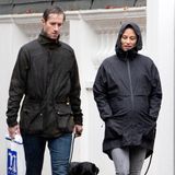 Jetzt heißt es warten! Zusammen mit ihrem Mann James Matthews und den beiden Hunden spaziert Pippa Middleton im sportlichen Partnerlook durchs herbstliche London und schützt ihren runden Babybauch dabei mit regenfester Kapuzenjacke.
