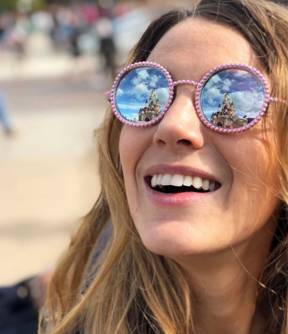 Was für eine Aussicht: Schauspielerin Blake Lively zeigt sich im Disneyland mit einer märchenhaften, runden Sonnenbrille von Chanel. Die runden Spiegel-Gläser sind komplett mit rosafarbenen Perlenen umrandet. Wir können uns nicht entscheiden, ob wir Blakes Aussicht oder ihre Brille schöner finden. Was für eine Aussicht: Schauspielerin Blake Lively zeigt sich im Disneyland mit einer märchenhaften, runden Sonnenbrille von Chanel. Die runden Spiegel-Gläser sind komplett mit rosafarbenen Perlenen umrandet. Wir können uns nicht entscheiden, ob wir Blakes Aussicht oder ihre Brille schöner finden.