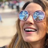 Was für eine Aussicht: Schauspielerin Blake Lively zeigt sich im Disneyland mit einer märchenhaften, runden Sonnenbrille von Chanel. Die runden Spiegel-Gläser sind komplett mit rosafarbenen Perlenen umrandet. Wir können uns nicht entscheiden, ob wir Blakes Aussicht oder ihre Brille schöner finden. 