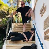7. Oktober 2018   "Fabien Baron (Art Director) und drei schlafende Streuner", postet Thomas Hayo zu dem lustigen Foto.