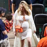 Kate Upton unterstützt ihren Ehemann Justin Verlander, der für die Houston Astros Baseball spielt, im Stadion. Sie selbst trägt einen ganz anderen Ball mit sich herum; die Schwangerschaft des Models ist nicht mehr zu übersehen! In einem engen weißen Kleid setzt sie die Rundungen in Szene, orange Accessoires machen den Look perfekt. 