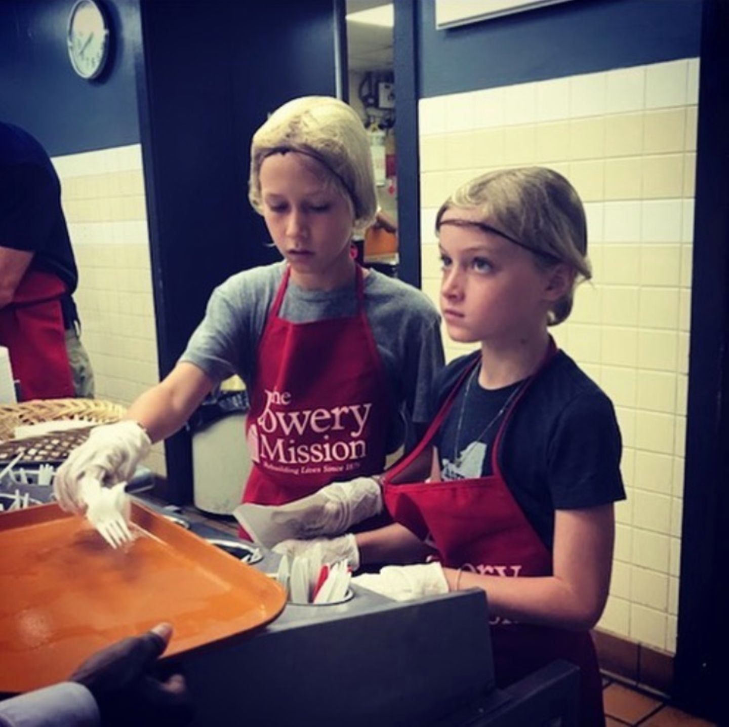 21. August 2018   Sasha und Kai nehmen ihre Arbeit ernst: Die Söhne von Naomi Watts und Liev Schreiber helfen mit Obdachlose mit Nahrung zu versorgen.