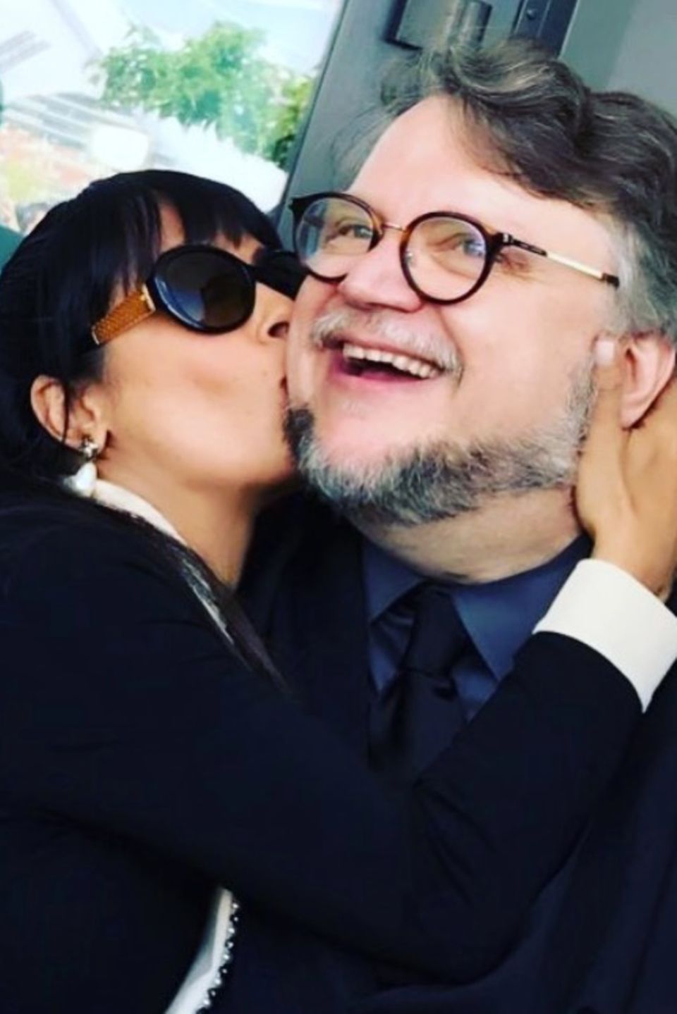 Salma Hayek und Guillermo del Toro haben sich lieb: Zum Geburtstag des Regisseurs teilt die Schauspielerin dieses innige Foto.