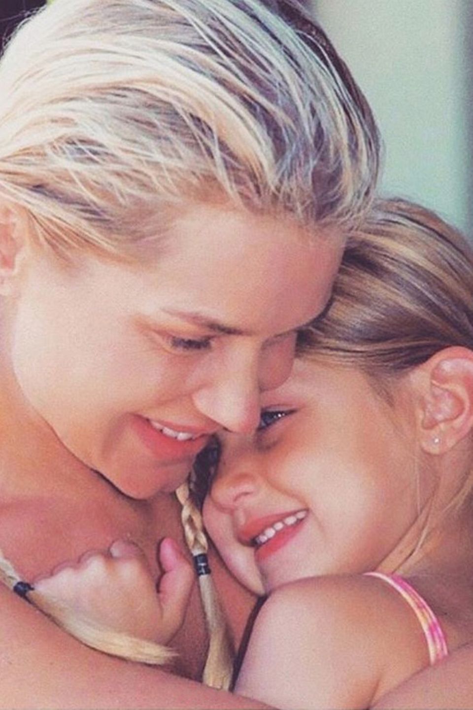 Bella Hadid Zum Geburtstag des Supermodels hat Mama Jolanda Hadid Kinderfotos ihrer schönen Tochter geteilt. Eines davon ist dieses nur so vor Liebe strotzendes Bild. Bella Hadid Zum Geburtstag des Supermodels hat Mama Jolanda Hadid Kinderfotos ihrer schönen Tochter geteilt. Eines davon ist dieses nur so vor Liebe strotzendes Bild.