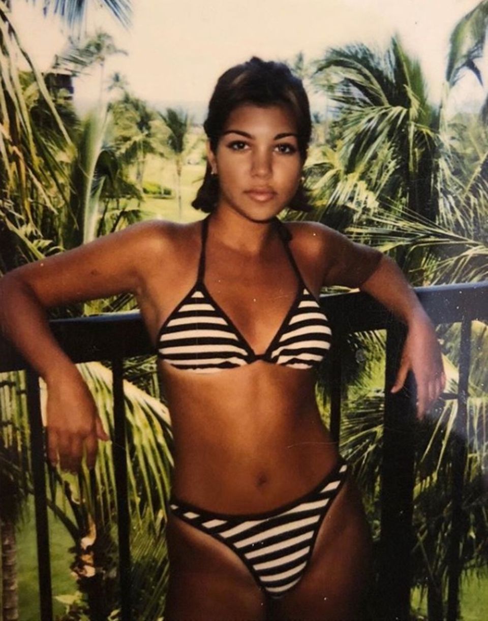 Kourtney Kardashian "14 Jahre alt", postet Kim Kardashians Schwester zu ihrem paradiesischen Jungendfoto. Kourtney Kardashian "14 Jahre alt", postet Kim Kardashians Schwester zu ihrem paradiesischen Jungendfoto.