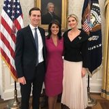 ... so wie hier auf dem Bild mit der US-Amerikanischen Botschafterin Nikki Haley und Politikberater Jared Kushner. Ein besonderes Highlight ist Ivankas zarte Perlen-Brosche, die auf dem schwarzen Blazer gut zum Vorschein kommt. Wir finden: Ein äußert hübscher Look im Weißen Haus. 
