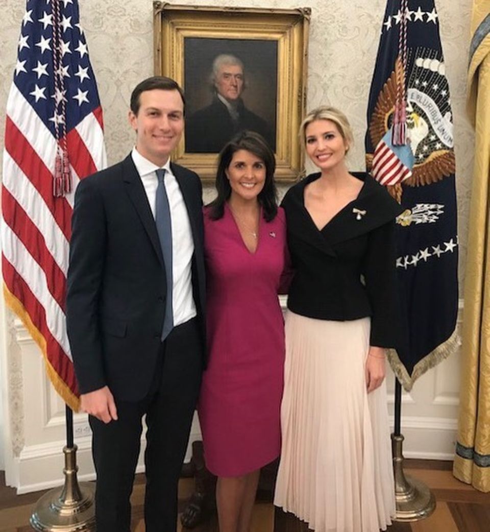 ... so wie hier auf dem Bild mit der US-Amerikanischen Botschafterin Nikki Haley und Politikberater Jared Kushner. Ein besonderes Highlight ist Ivankas zarte Perlen-Brosche, die auf dem schwarzen Blazer gut zum Vorschein kommt. Wir finden: Ein äußert hübscher Look im Weißen Haus. 