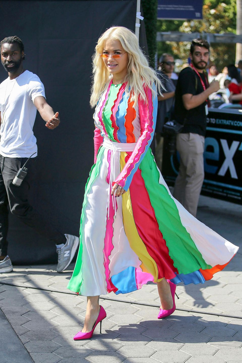 In Los Angeles erwischen Paparazzi Rita Ora in diesem farbenfrohen Gute-Laune-Look auf der Straße. In einem gestreiften Ensemble in bunten Regenbogenfarben des nepalesisch-amerikanischen Designers Prabal Gurung. Besonderer Hingucker: Der flatterhafte Rock, der sich so schön im Wind bewegt.