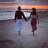 24. September 2018  Romantischer kann es kaum sein. Rebecca Mir und Massimo Sinató laufen dem Sonnengang am Strand entgegen. 