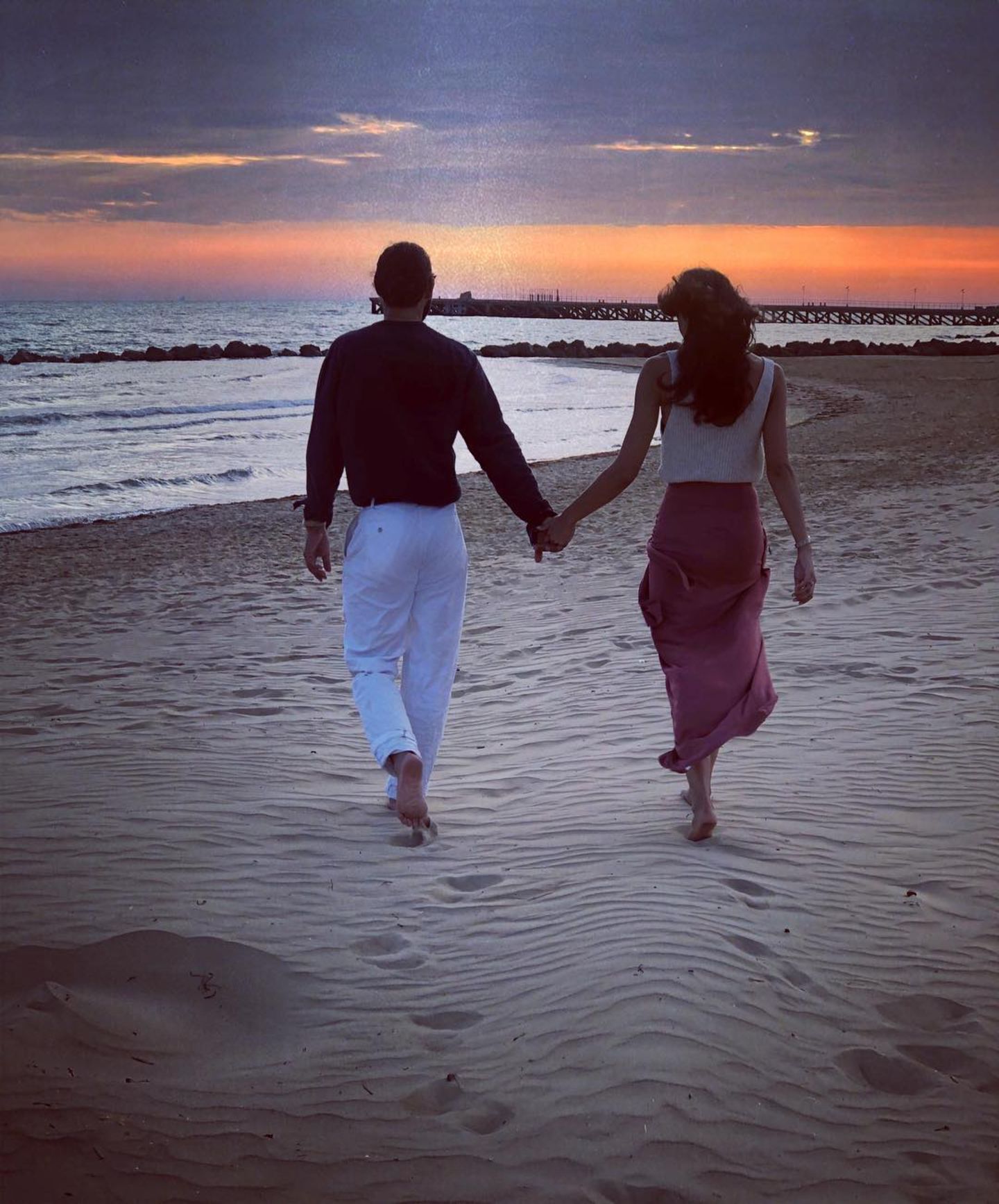 24. September 2018  Romantischer kann es kaum sein. Rebecca Mir und Massimo Sinató laufen dem Sonnengang am Strand entgegen. 