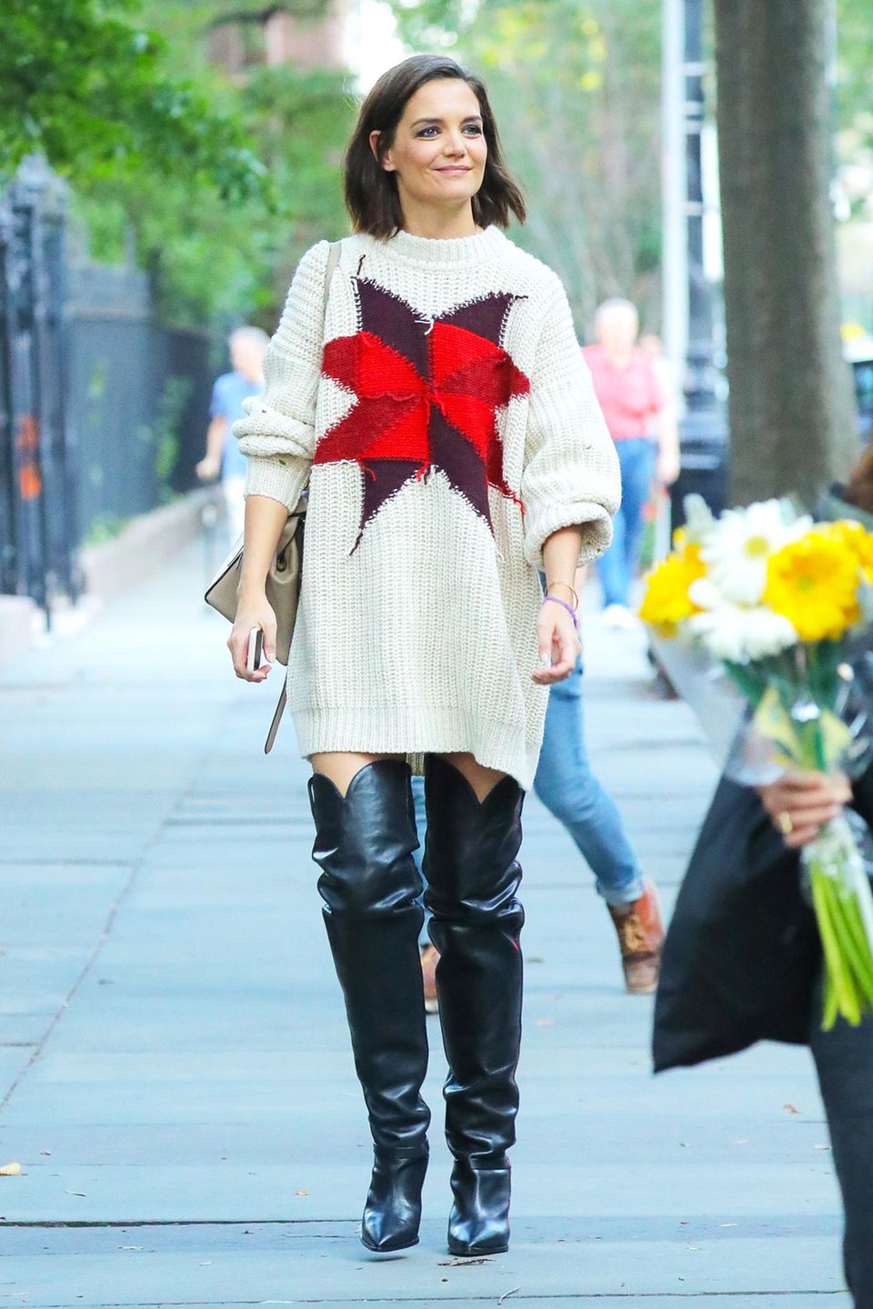 Eigentlich ist Katie Holmes für ihre Stilsicherheit bekannt. Dieses Outfit ist allerdings eher fraglich. Zum herbstlichen Oversize-Pullover kombiniert der Hollywoodstar schwarze Overknees. Zwei Kleidungsstücke, die in diesem Fall leider gar nicht miteinander harmonieren. Katie hätte beispielsweise lieber zu braunen Wildlederstiefeln greifen sollen. 