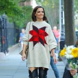10. Oktober 2018  Katie Holmes trotzt den sinkenden Temperaturen mit kuscheliger Kleidung, die schon im Herbst Lust auf Wintermode macht. Bei einem Spaziergang in New York setzt die Brünette auf einen kuscheligen Statement-Pullover, der dank des Oversize-Schnitts als legeres Kleid durchgeht. Auf dem Trendteil ragt ein aufgenähter Stern in Rot und Lila hervor, der einen Touch von Weihnachten versprüht.
