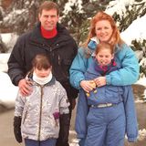1999 entsteht dieses Familienfoto im schweizerischen Verbier. Zusammen mit Prinz Andrew, Sarah "Fergie" Ferguson und Prinzessin Beatrice posiert die kleine Eugenie für die Fotografen. Wer hätte damals gedacht, dass sie an genau diesem Ort ihren späteren Ehemann kennenlernt?! 