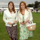 Zu einem Polo Cup in Windsor im Jahr 2004 erscheinen die Prinzessinnen fast im Partnerlook. Beide tragen weiße Blazer und gemusterte Kleider. 
