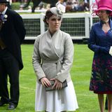 In einem zweifarbigen Mantel und mit hellem Faszinator macht Prinzessin Eugenie eine damenhafte Figur. 2014 scheint sie ihren Stil gefunden zu haben: klassisch und elegant. 