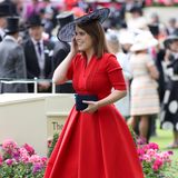 2017 legt Prinzessin Eugenie in einem knallroten Kleid einen echten Wow-Auftritt hin. Die schwarzen Accessoires machen den klassischen Look perfekt. 