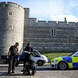 Safety first! Polizisten checken die Schachtdeckel vor Schloss Windsor.