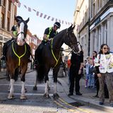 Berittene Polizisten sind ein beliebtes Fotomotiv für die royalen Fans in Windsor.