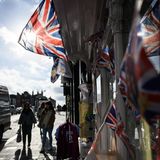 Windsor hat sich für die royale Hochzeit aufgehübscht, der Union Jack weht überall.