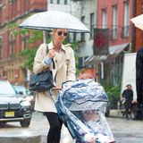 Trotz dem Schietwetter im regnerischen New York gibt sich Nicky Hilton mit Kinderwagen stylisch. Mit Tochter Teddy im Kinderwagen spaziert die Hotelerbin und Schwester von Paris Hilton durch die tristen Straßen von Manhattan. 