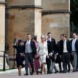 Scharnweise strömen die Hochzeitsgäste in die Kapelle, darunter auch Robbie Williams und seine Frau Ayda.