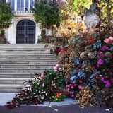Am Westtor der St. George's Chappel leuchtet die herbstlichen Blumendeko ganz besonders schön.