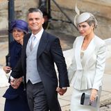 Robbie Williams kommt Hand in Hand mit seiner Frau Ayda Field und seiner Schwiegermutter Gwen. Tochter Teddy wird an diesem besonderen Tag Blumenmädchen sein. 