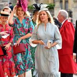 Pop-Sängerin Ellie Goulding ist in ein hellblaues Kleid mit Rüschen-Saum geschlüpft. Zusammen mit dem Taillengürtel entsteht so ein wahrer 60's-Look.