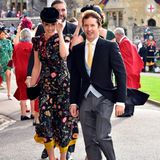James Blunt passt sich seiner Sofia Wellesley an. Er wählt seine Krawatte farblich passend zu dem Paisley-Muster ihres Kleides.
