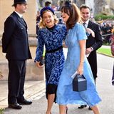 Harrys Ex-Freundin Cressida Bonas hat bei ihrer Ankunft beste Laune. Sie ist in ihrem wundervollen Kleid von Tory Burch mit Samt-Ausbrenner-Muster einfach strahlend schön.
