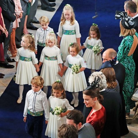 Theodora Rose Williams (6, ganz vorne rechts), die Tochter von Sänger Robbie Williams (44) und seiner Gattin Ayda Field (39), hat die Ehre, die Braut auf ihrem letzten Weg als unverheiratete Frau zu begleiten.