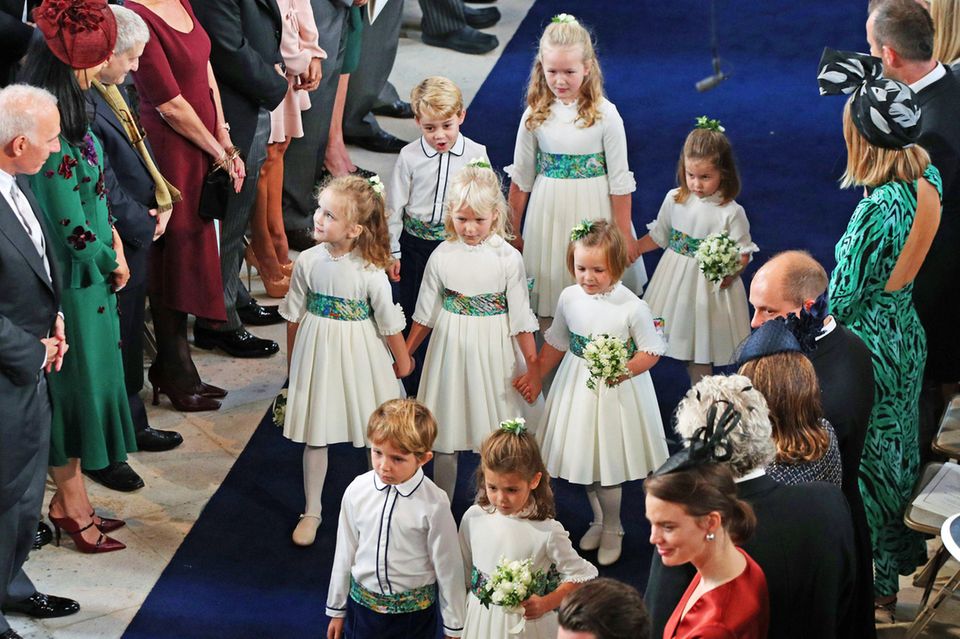 Theodora Rose Williams (6, ganz vorne rechts), die Tochter von Sänger Robbie Williams (44) und seiner Gattin Ayda Field (39), hat die Ehre, die Braut auf ihrem letzten Weg als unverheiratete Frau zu begleiten.