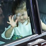 Zuckersüß! Prinzessin Charlotte ist nach der Hochzeit von Harry und Meghan im Mai auch bei Eugenies Hochzeit Blumenkind.