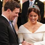 Jack und Eugenie könnten beim Tauschen der Ringe vor Glück kaum weniger strahlen.