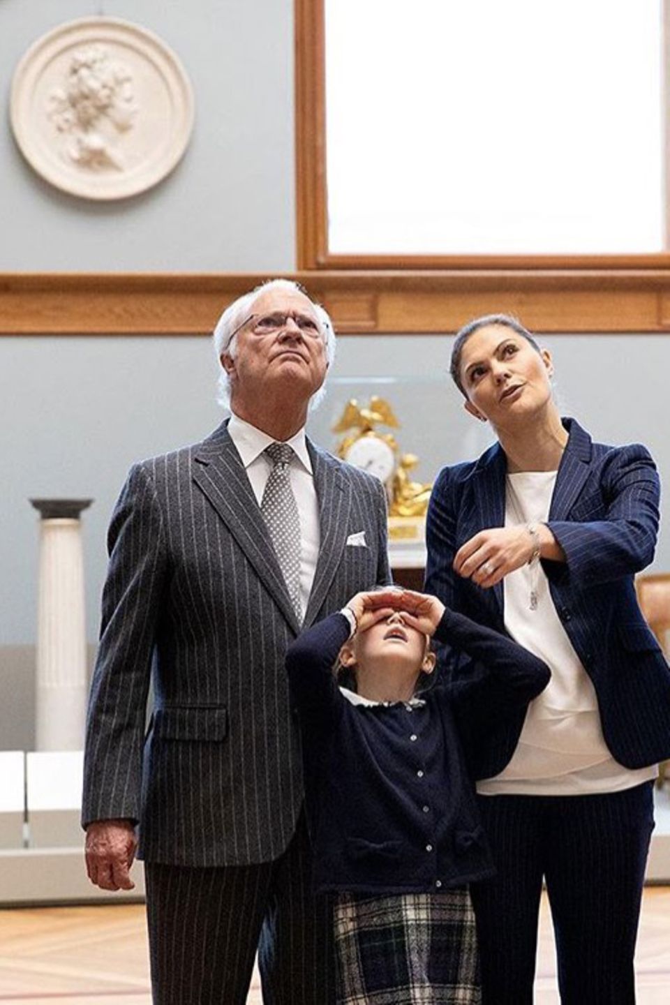 12. Oktober 2018 Kinder wissen sich zu helfen: Während König Carl Gustaf und Prinzessin Victoria über die Kunstwerke sinnieren, setzt Prinzessin Estelle ihr imaginäres Fernglas auf. 12. Oktober 2018 Kinder wissen sich zu helfen: Während König Carl Gustaf und Prinzessin Victoria über die Kunstwerke sinnieren, setzt Prinzessin Estelle ihr imaginäres Fernglas auf.